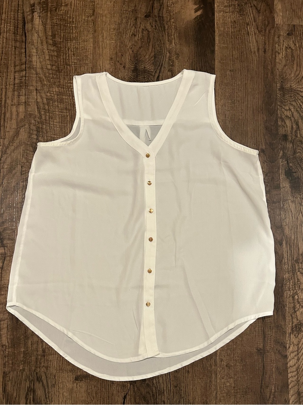 Maurices Classic White Sleeveless Gd Button Top